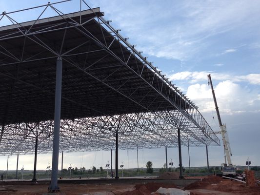 Estruturas pré-fabricadas com armadura de aço leve para estações de serviço.