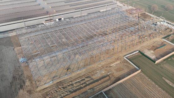 Estrutura de telhado de armazém que utiliza elementos de aço pré-fabricados para alcançar montagem e construção mais rápidas em instalações de logística