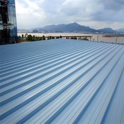 Telhado com estrutura de aço de baixa manutenção com conexão de parafuso que fornece suporte de carga e fácil instalação para necessidades de construção modernas
