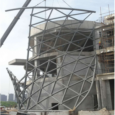 Belas treliças externas de metal leve para construção civil