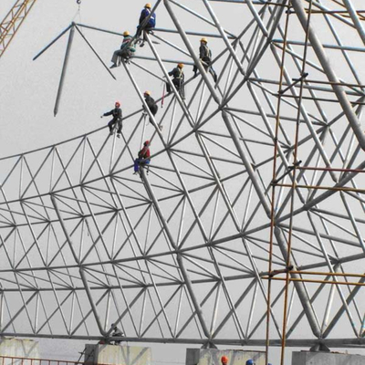 A instalação da construção do projeto do quadro da construção de aço da bola do parafuso