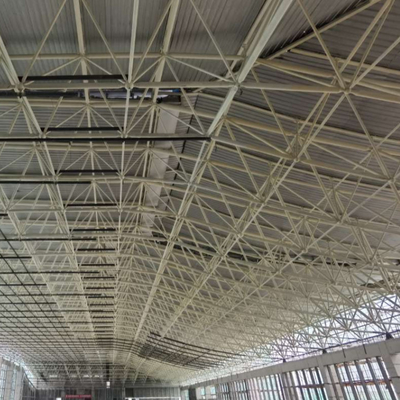 A instalação da construção do projeto do quadro da construção de aço da bola do parafuso