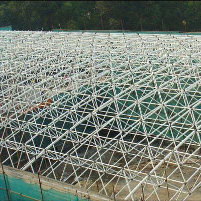 A instalação da construção do projeto do quadro da construção de aço da bola do parafuso