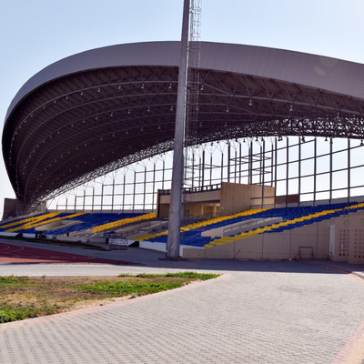 A estrutura de aço clara de construção pré-fabricada Q235 do quadro do espaço excede o telhado para o estádio