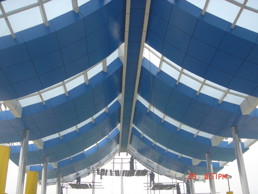 Estruturas de telhados de treliças de aço usando aço Q235 de baixo carbono para pedágio e estações ferroviárias. Soluções duráveis e confiáveis.