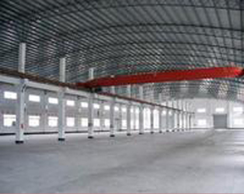 Estruturas de portão de aço para armazéns pré-fabricados. Estrutura de aço durável com design eficiente.