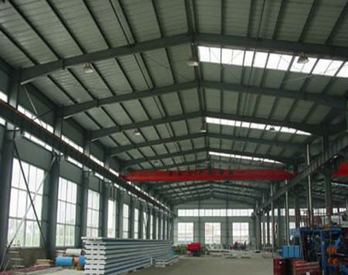 Estruturas de portão de aço para armazéns pré-fabricados. Estrutura de aço durável com design eficiente.