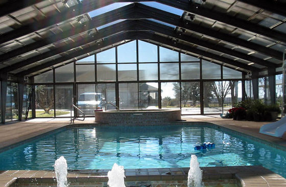 As claraboias para piscinas cobertas melhoram a luz natural e a estética.