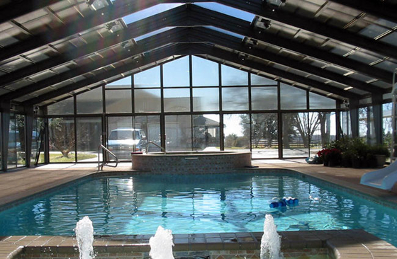 As claraboias do telhado de piscinas interiores aumentam a luz natural e a estética