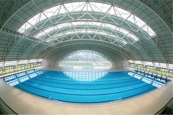 As claraboias do telhado de piscinas interiores aumentam a luz natural e a estética