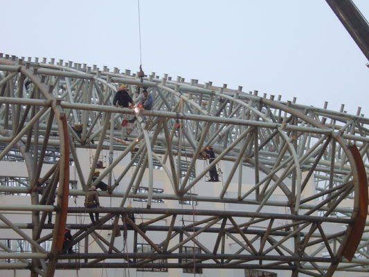 Preço da fábrica Trusses de telhado de aço leve pré-fabricados para edifícios Construção Estádio Teado Estação Teado Sistema ISO GB Free Design