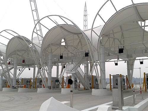 Estrutura de membrana de tensão para grandes estações de pedágio rodoviário