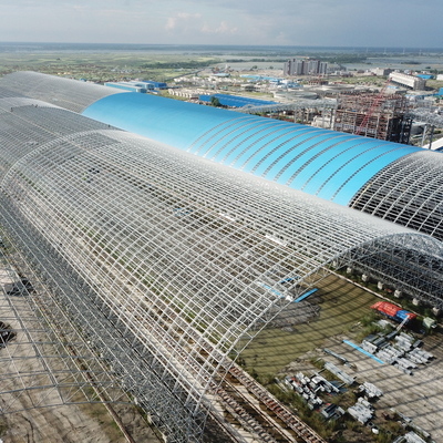 Cobertura pré-fabricada de estrutura espacial de aço para projetos de construção com telhado de painel sanduíche e design de grande vão