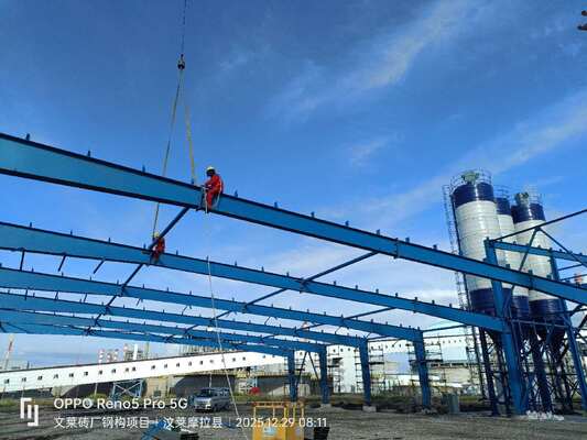 Estrutura personalizada do telhado do armazém construída para suportar condições variáveis ​​de carga de neve para soluções de armazenamento
